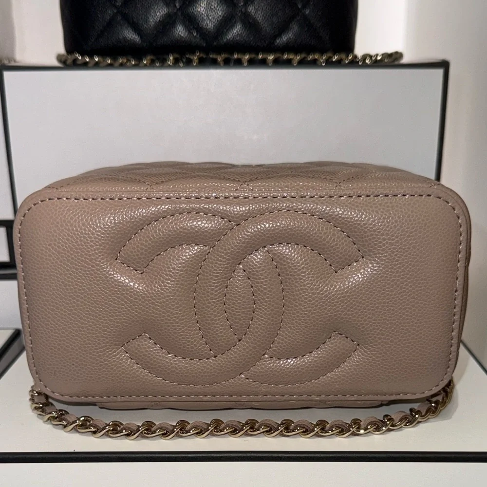 100% Authentic CHANEL Beige Classic Long Vanity with Chain - Picture 3 of 3